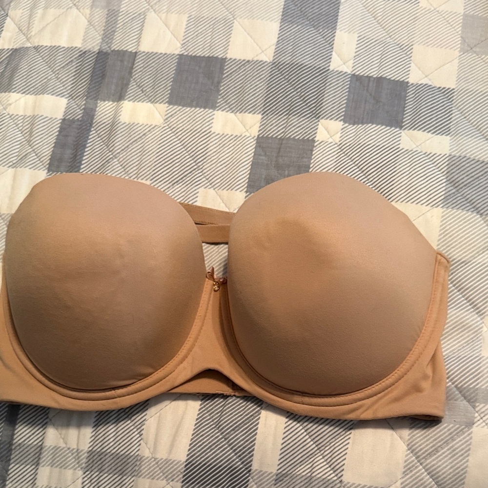 Soma Nude Strapless Bra. 38DD. Embraceable bra. Straps changeable. Good cond
